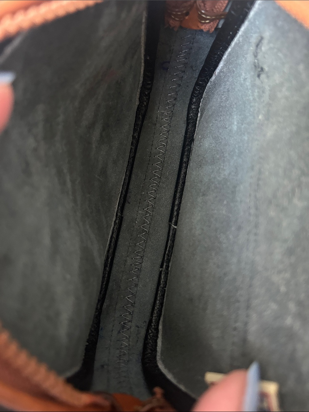 Dooney & Bourke Vintage Leather Kilty Crossbody bag - Picture 8 of 8